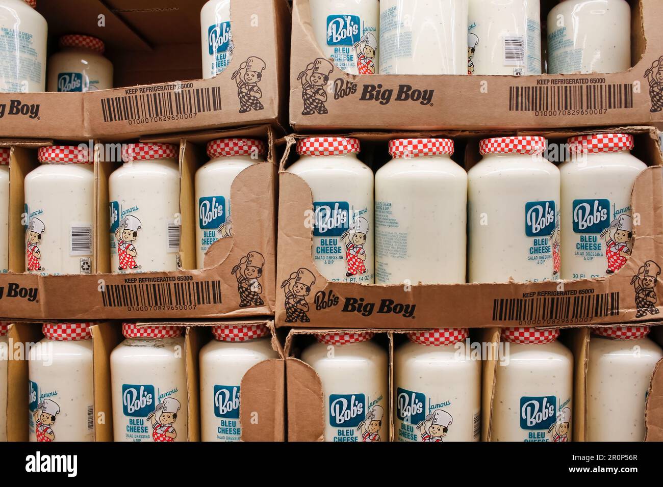 Los Angeles, Kalifornien, USA - 05-20-2022: Ein Blick auf mehrere Flaschen Bobs Big Boy Bleu Käse-Salat-Dressing. Stockfoto