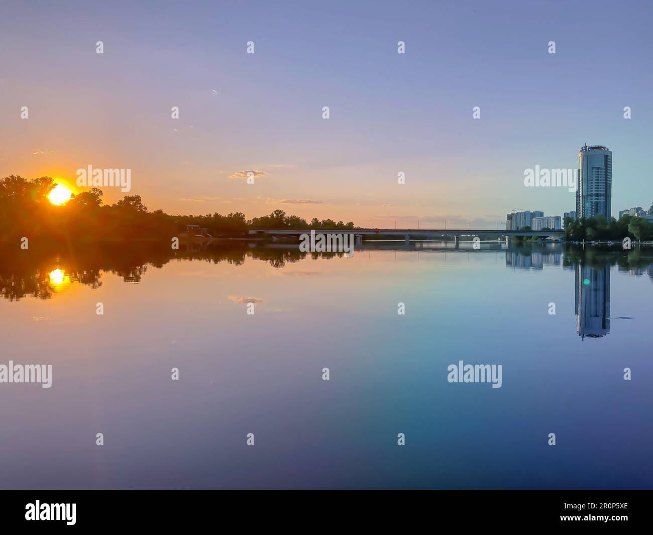 Historische Sehenswürdigkeiten der Ukraine. Wunderschöne malerische Aussicht auf Kiew. Sonnenuntergang über dem Dnjepr in Kiew. Blick auf den Fluss mit Wellen. Dramatische farbenfrohe Su Stockfoto
