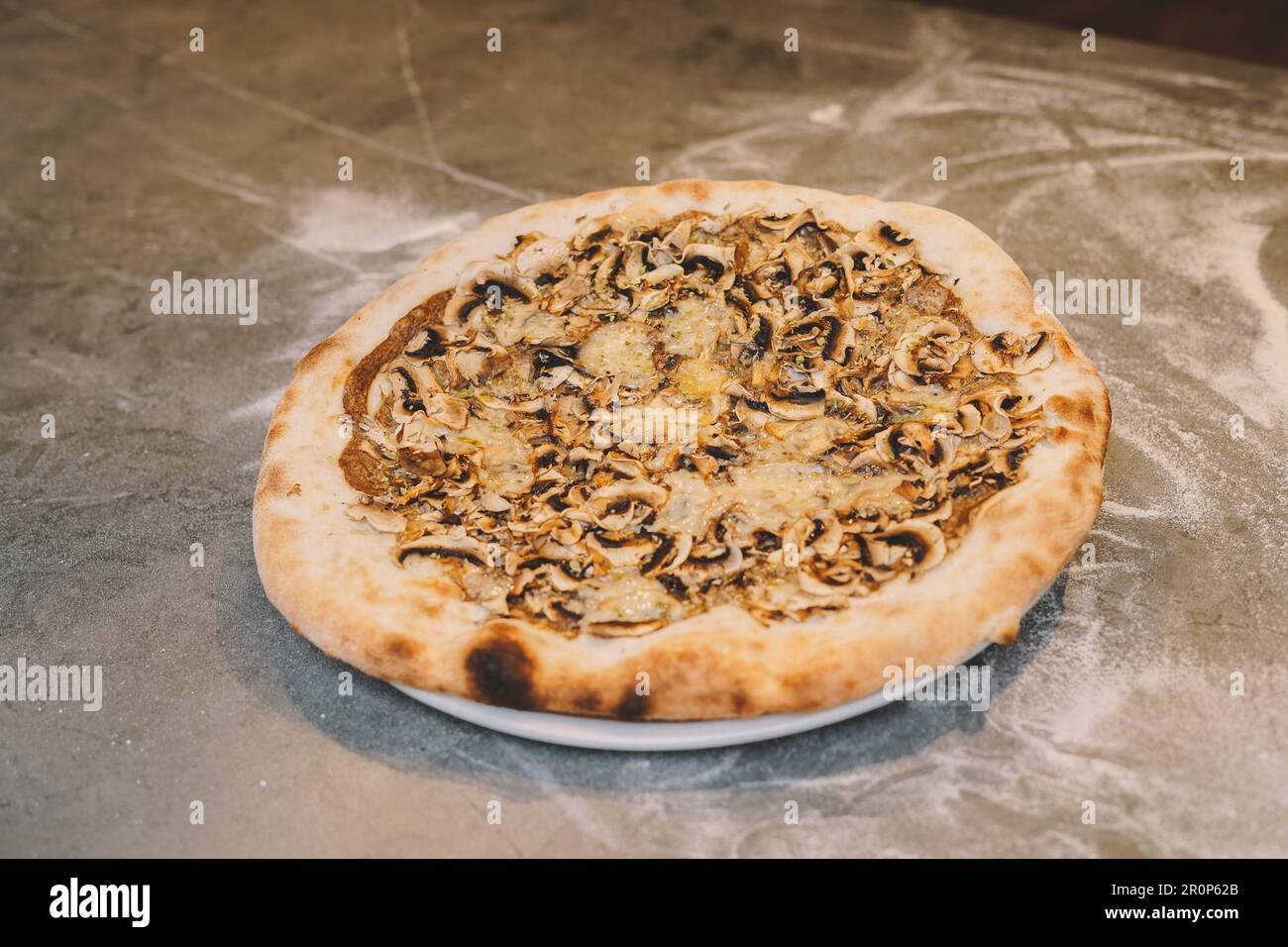 Die echte neapolitanische Pizza mit Sauerteig und frischen, natürlichen Zutaten Stockfoto