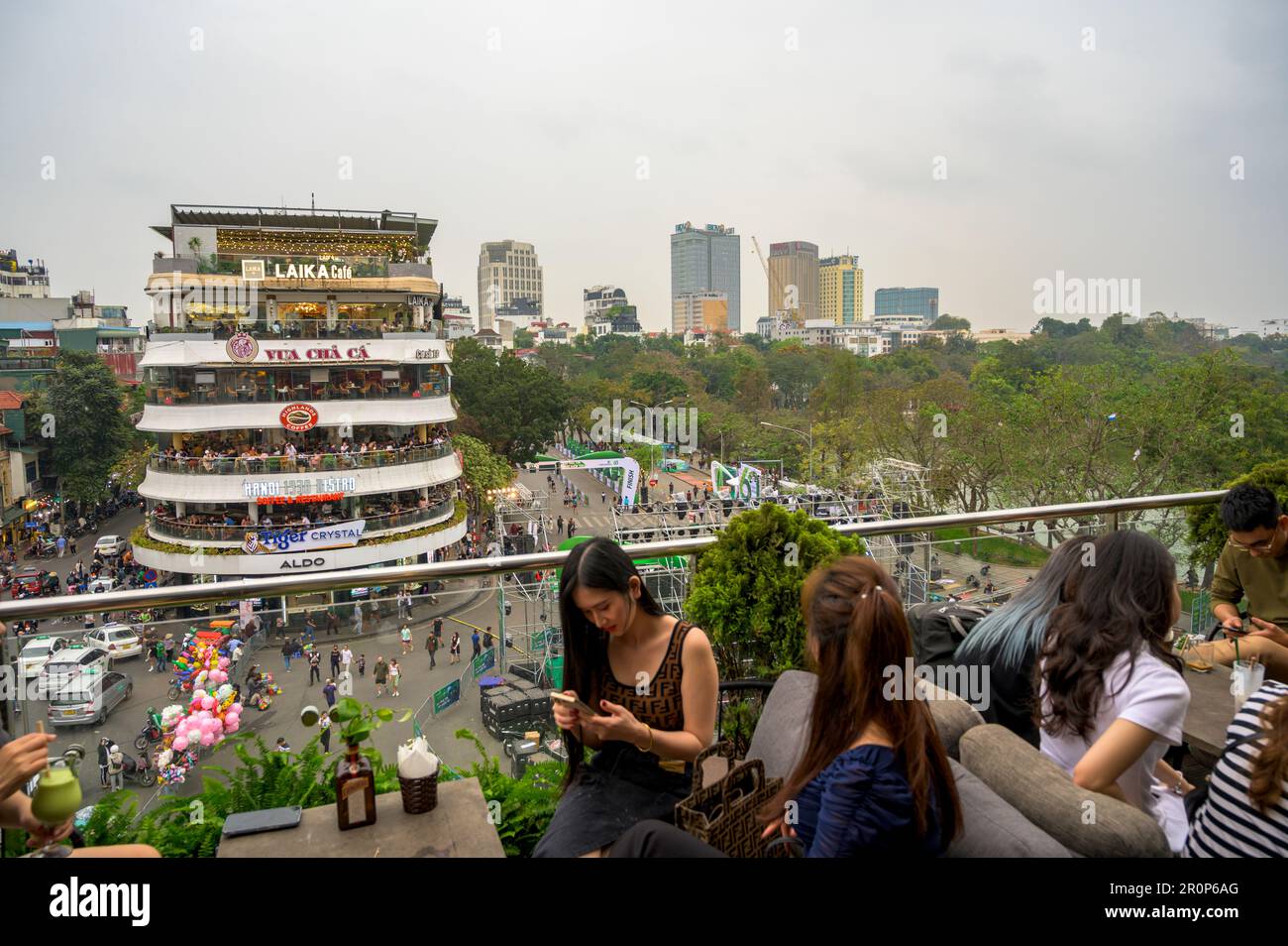 Blick auf das Ham Ca Map-Gebäude und die Umgebung von der Außenterrasse des Coffee Club Café & Restaurant im Stadtzentrum von Hanoi, Vietnam. Stockfoto