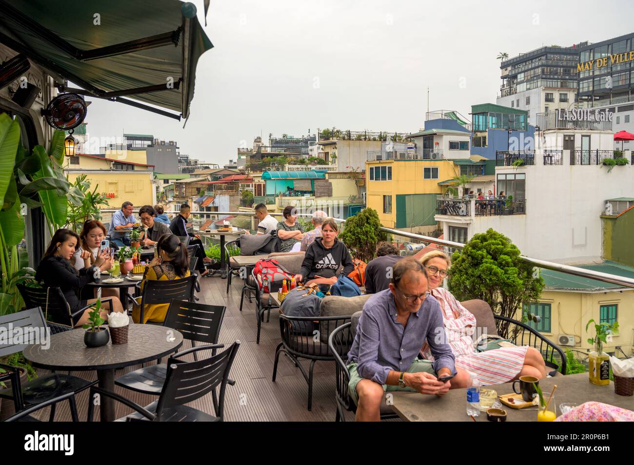 Blick von der Dachterrasse des Coffee Club Café & Restaurant im Stadtzentrum von Hanoi, Vietnam. Stockfoto