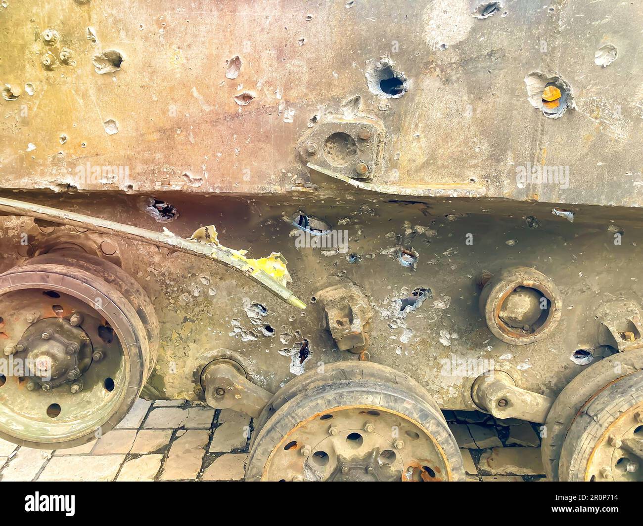 Geschütze und durchbohrte Rüstung auf einem Kampffahrzeug. Schrapnell-durchstochene Rüstung eines Infanterie-Kampffahrzeugs. Panzerpanzer, zerschlissen mit Splittern von einem zerstörten T Stockfoto