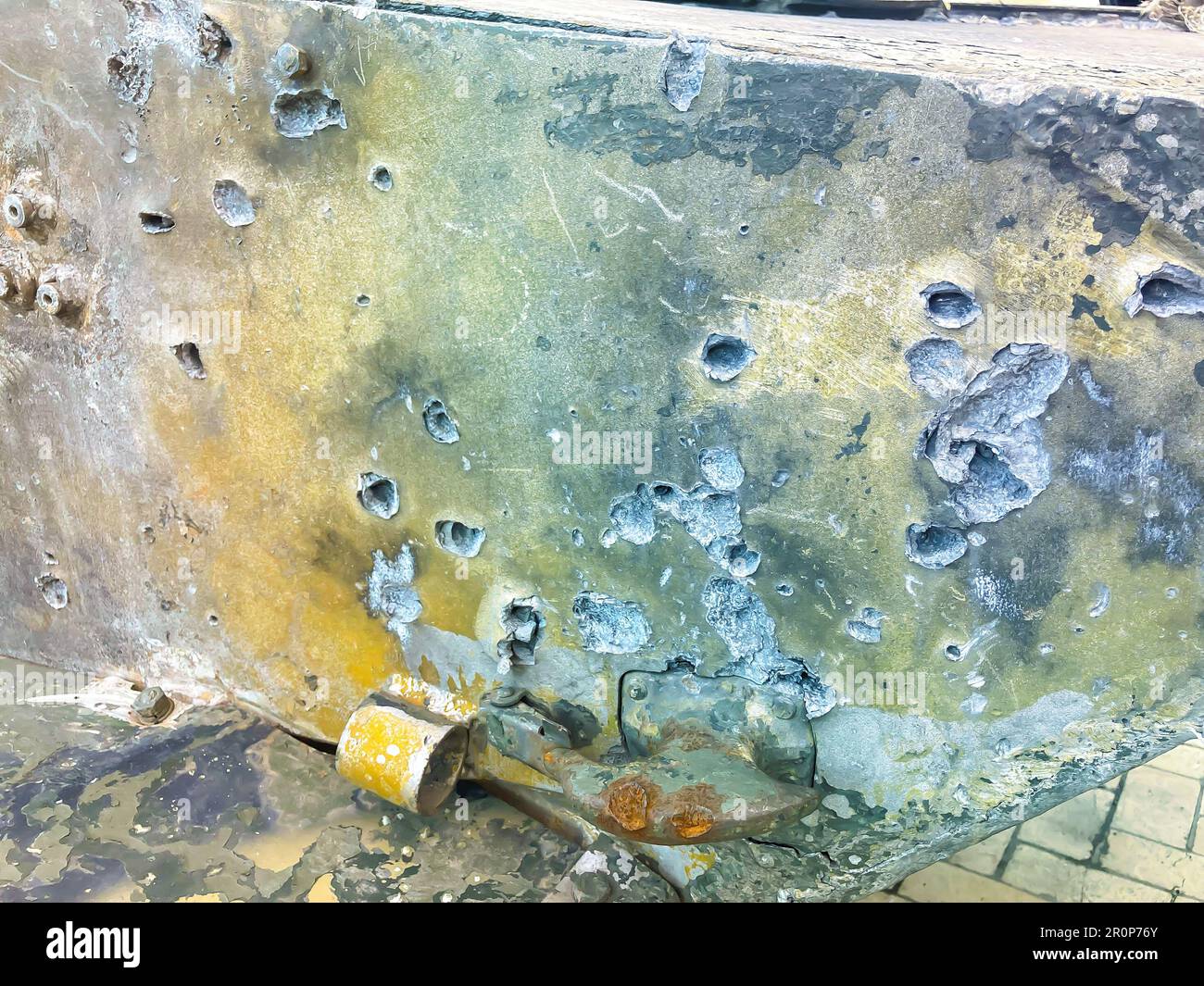 Geschütze und durchbohrte Rüstung auf einem Kampffahrzeug. Schrapnell-durchstochene Rüstung eines Infanterie-Kampffahrzeugs. Panzerpanzer, zerschlissen mit Splittern von einem zerstörten T Stockfoto