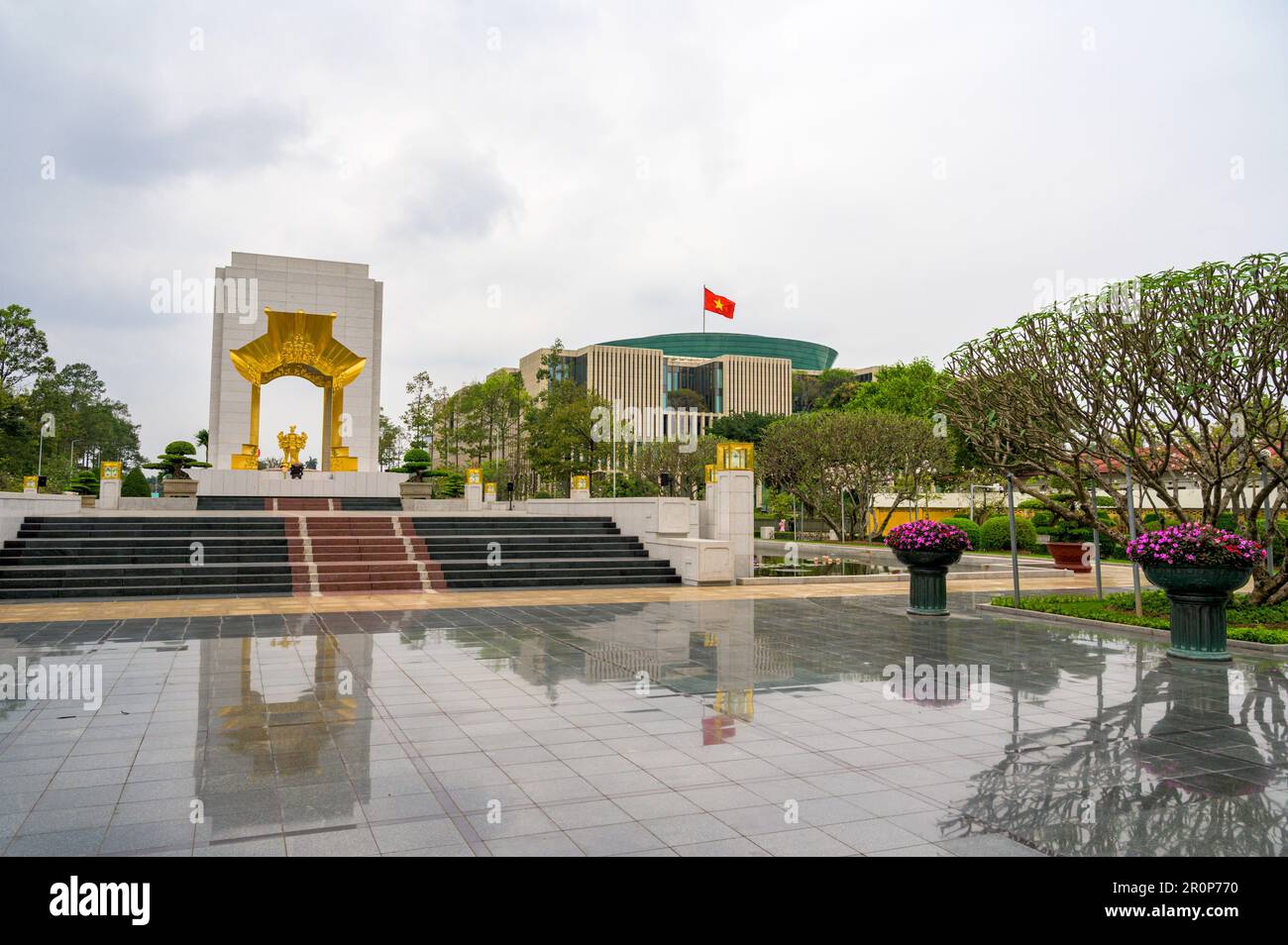 BAC Son Monument (Kriegsdenkmal) mit der Nationalversammlung im Hintergrund in Hanoi, Vietnam. Stockfoto