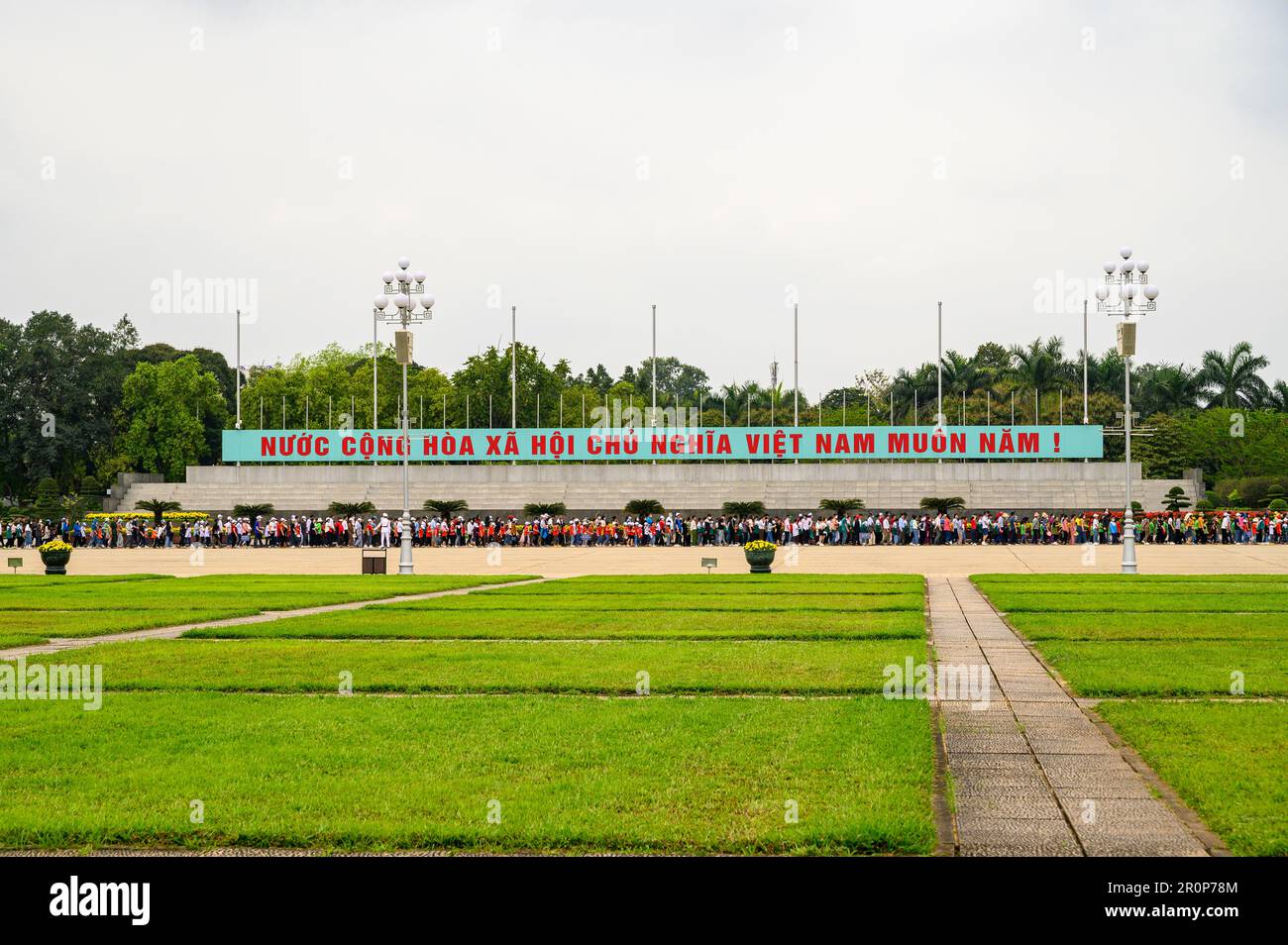 Besucher stehen in einer langen Schlange, um Präsident Ho Chi Minh im Mausoleum in Hanoi, Vietnam, Respekt zu zollen. Stockfoto