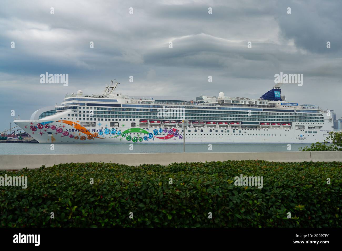 MIAMI BEACH, FL, -17. FEBRUAR 2023 - View of the Norwegian Pearl, ein Kreuzfahrtschiff, das von Norwegian Cruise Lines (NCL) in Port Miami in Florida, den Larges, betrieben wird Stockfoto