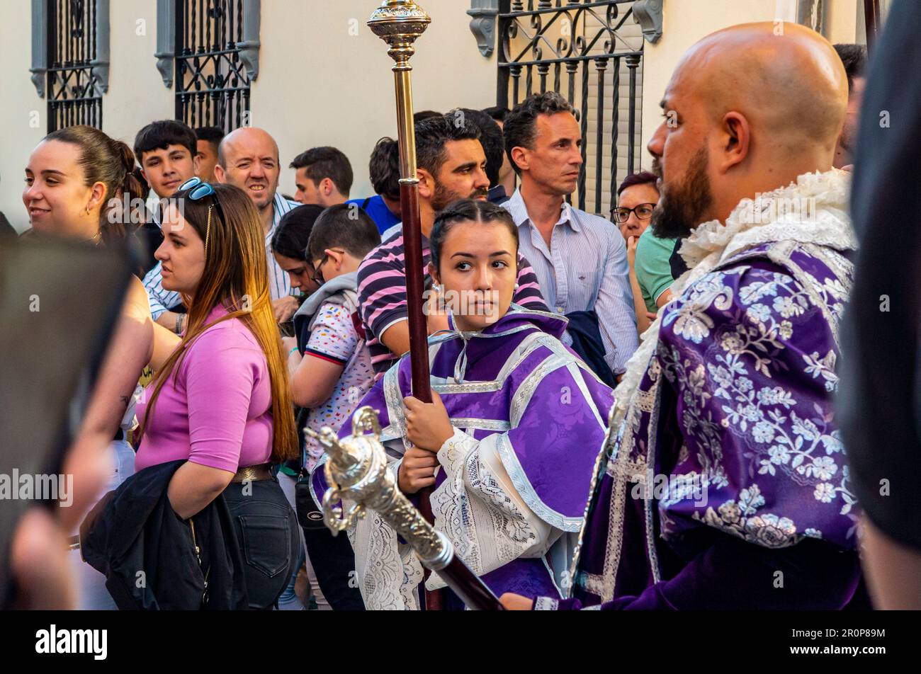 Semana Santa Heilige Woche Prozession durch die Straßen von Malaga in Andalusien Südspanien. Stockfoto