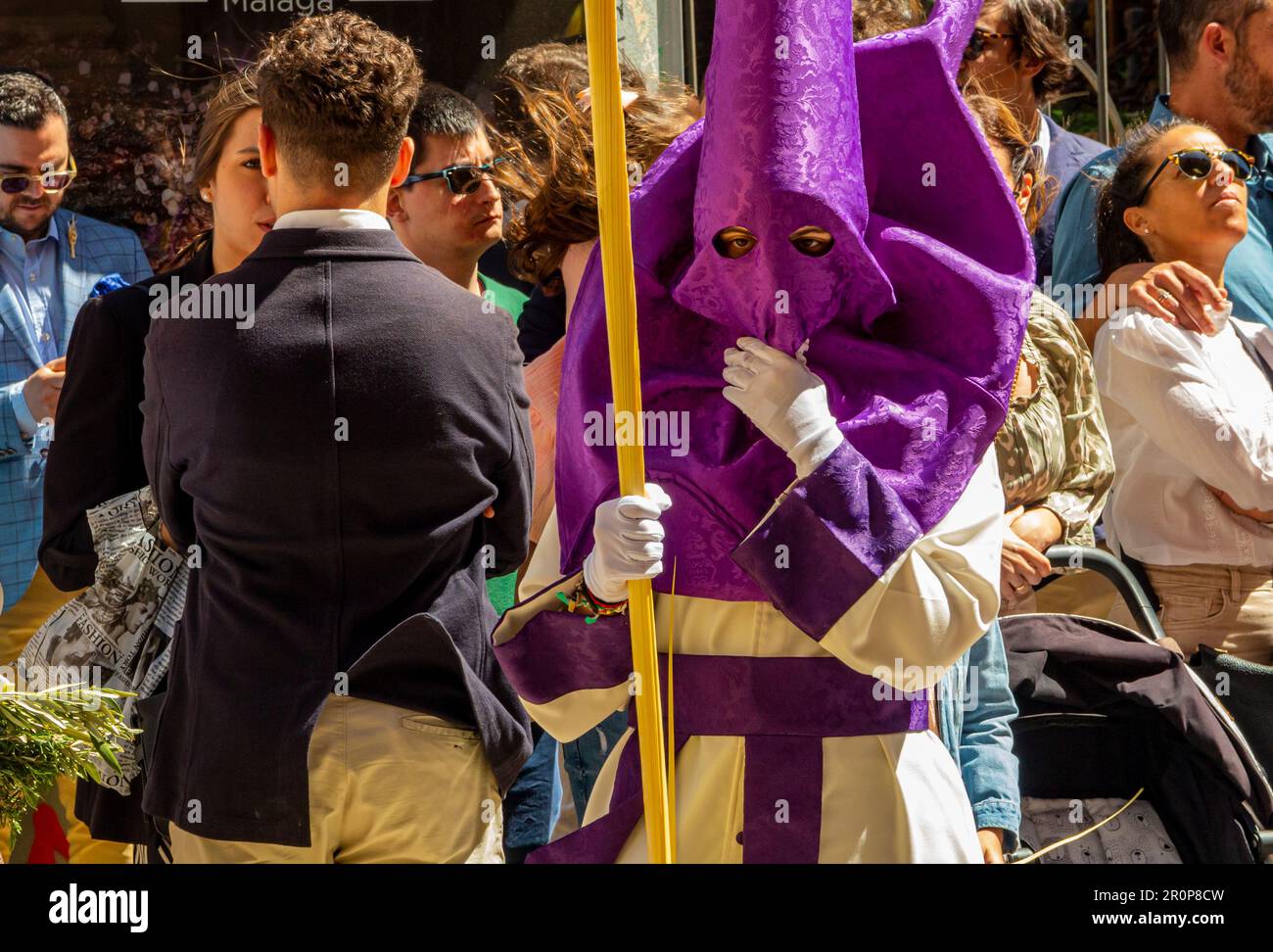 Semana Santa Heilige Woche Prozession durch die Straßen von Malaga in Andalusien Südspanien. Stockfoto