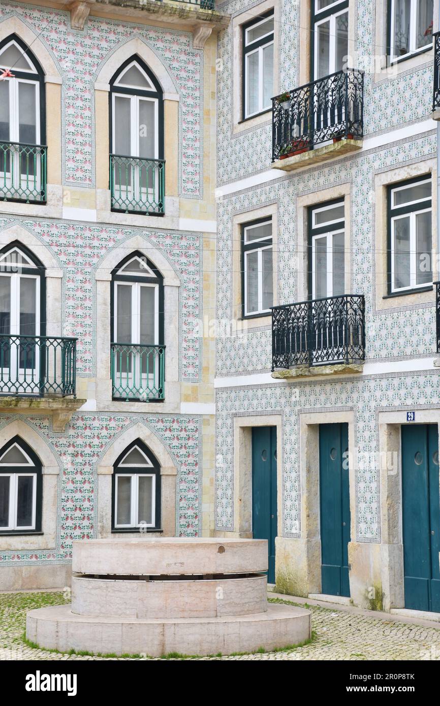 Fassade eines alten Hauses mit traditionell handgefertigten glasierten Keramikfliesen, Lissabon, Portugal Stockfoto