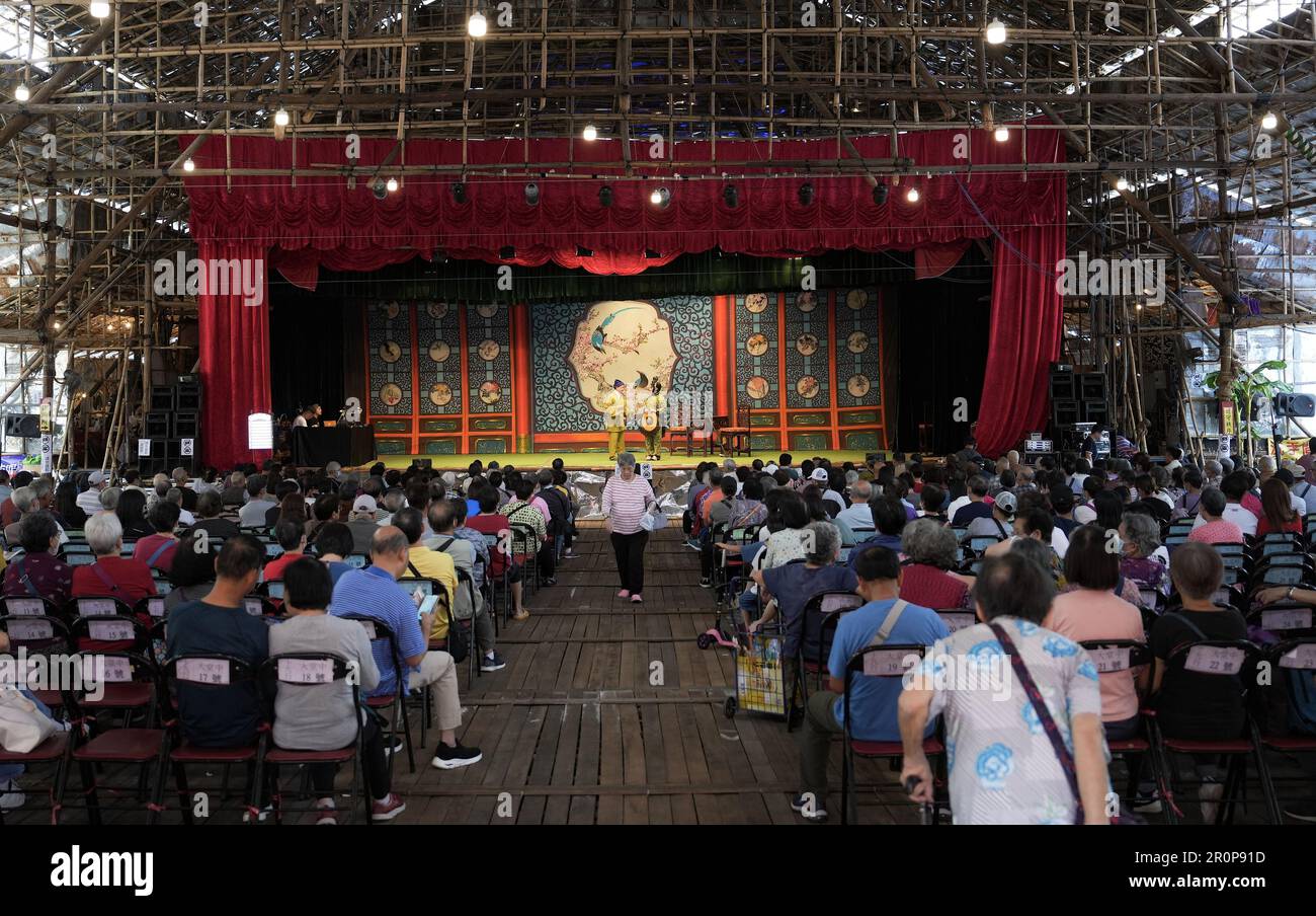 Tsing Yi Bamboo Theatre findet vom 1. Bis 5. Mai auf dem Fußballfeld Fung Shue wo statt, um den Geburtstag der Gottheit von Chun Wan zu bereinigen. 02MAY23 SCMP/Elson Li Stockfoto