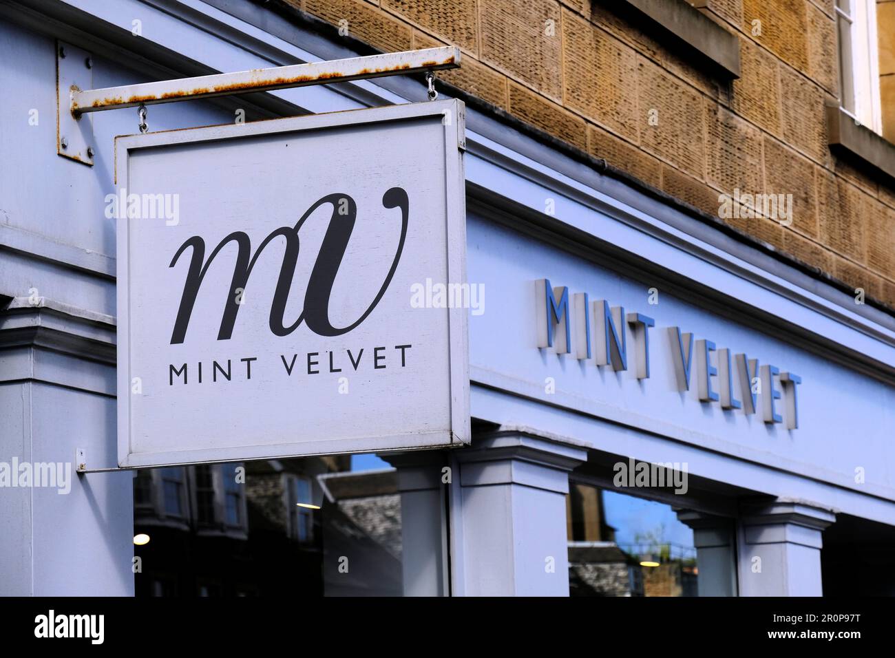 Mint Velvet Shop Schild, Händler für Damenbekleidung und Accessoires, George Street, Edinburgh, Schottland Stockfoto