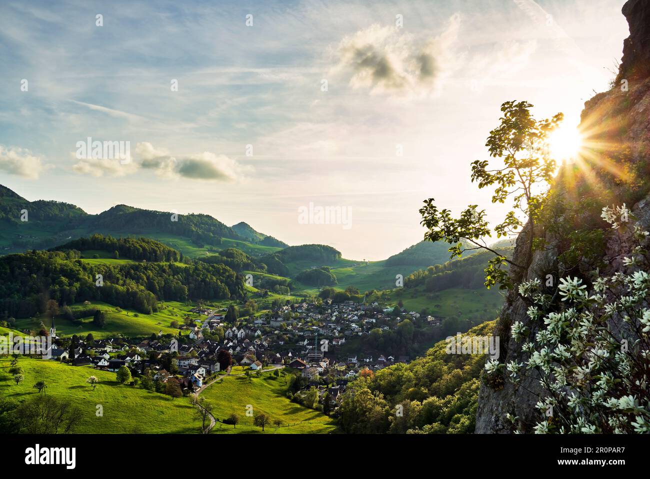 Abendstimmung über dem kleinen Dorf Reigoldswil im Kanton Baselland Stockfoto