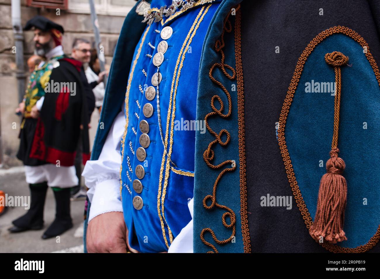 Sehen Sie sich die Dekorationen eines Männerkostüms in der 367. Ausgabe der Volks-/Religionsprozession des heiligen Efisio in Cagliari aus nächster Nähe an Stockfoto
