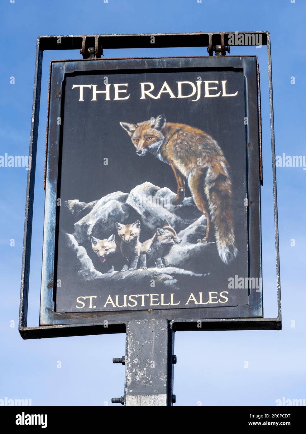 Traditionelles Pub-Schild am Radjel Inn - öffentliches Haus - Boscaswell Terrace, Pendeen, Cornwall, England, Großbritannien Stockfoto