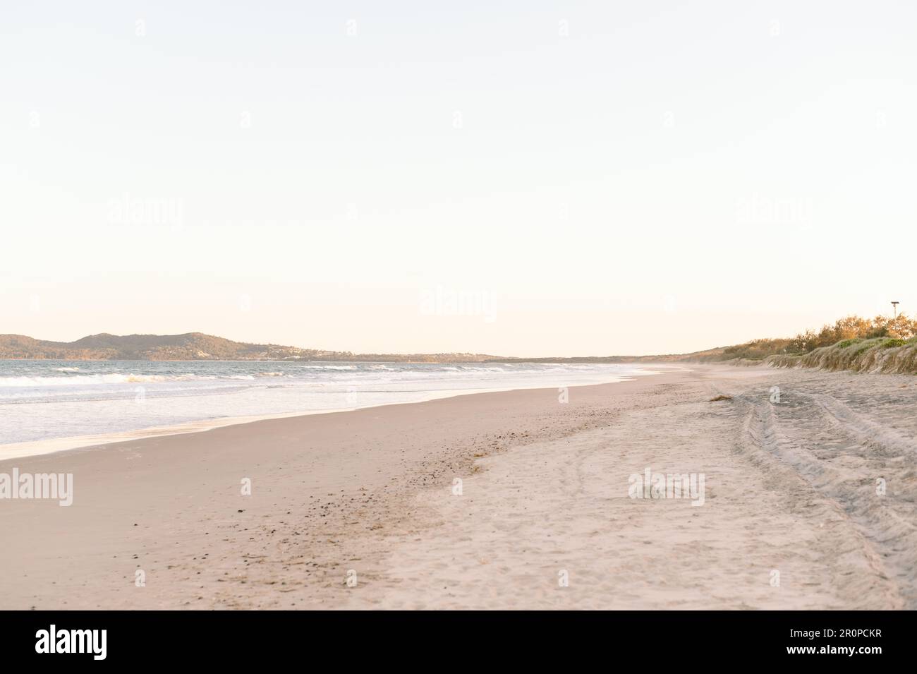 Eine friedliche Strandszene ohne Menschen in Sicht, Australien Stockfoto