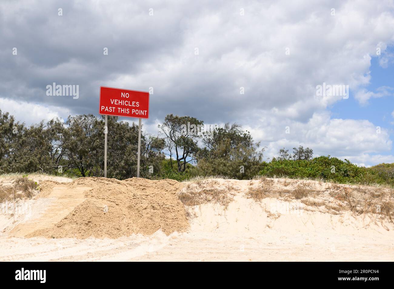 Ein abgelegenes Straßenschild an der Noosa North Shore, Australien, mit der Aufschrift „Keine Fahrzeuge hinter diesem Punkt“ Stockfoto