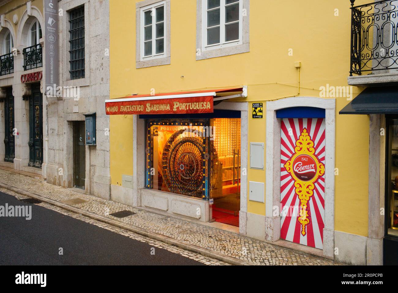 Im Sardinenladen Sintra befindet sich ein Miniture-Jahrmarkt aus Sardinen im Fenster Stockfoto