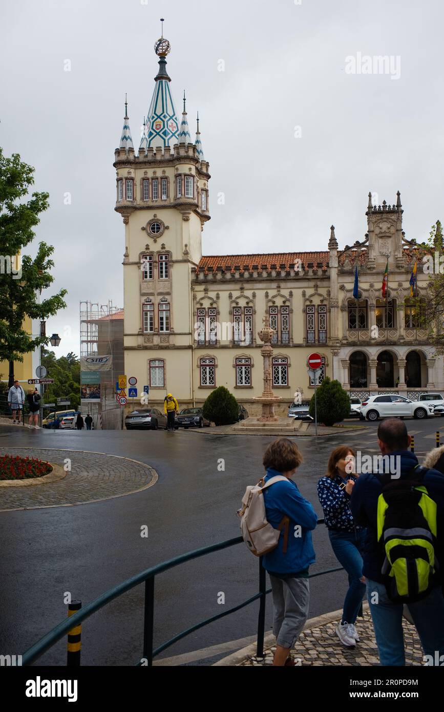 Der hoch dekorative Turm des Rathauses in Sintra an einem Regentag Stockfoto