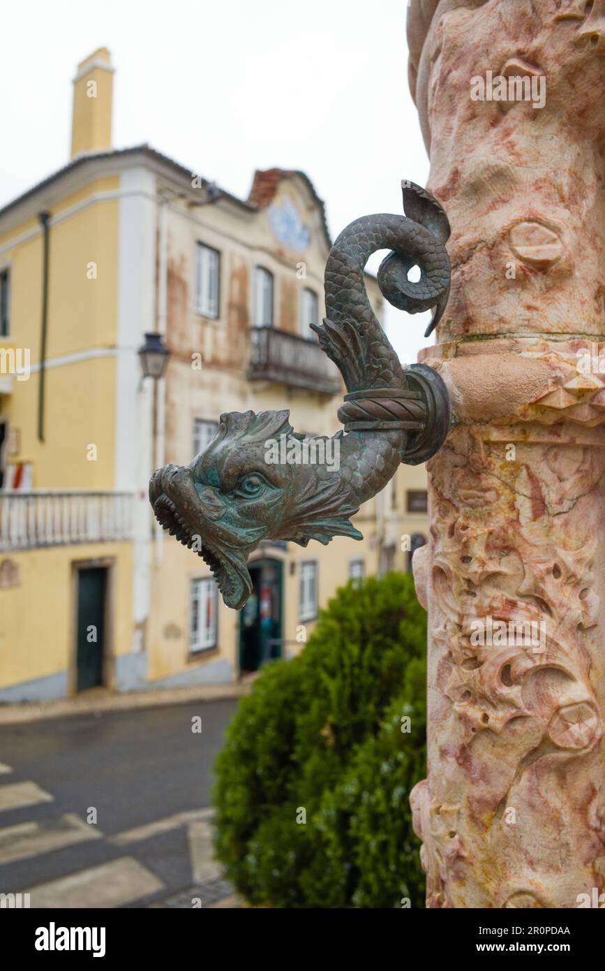 Ein Delfinwasserspiel vor dem Rathaus in Sintra, Portugal Stockfoto