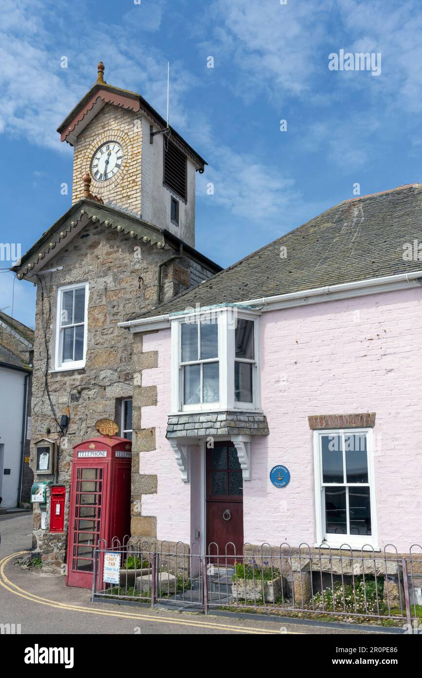 Old Post Office und Clock Tower im Dorfzentrum, Mousehole, Cornwall, England, Großbritannien. Stockfoto