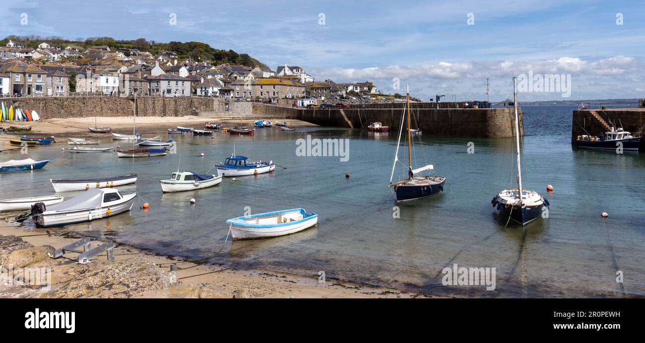 Landschaftsblick auf das historische Fishing Harbour Mousehole in Cornwall, England, Großbritannien Stockfoto