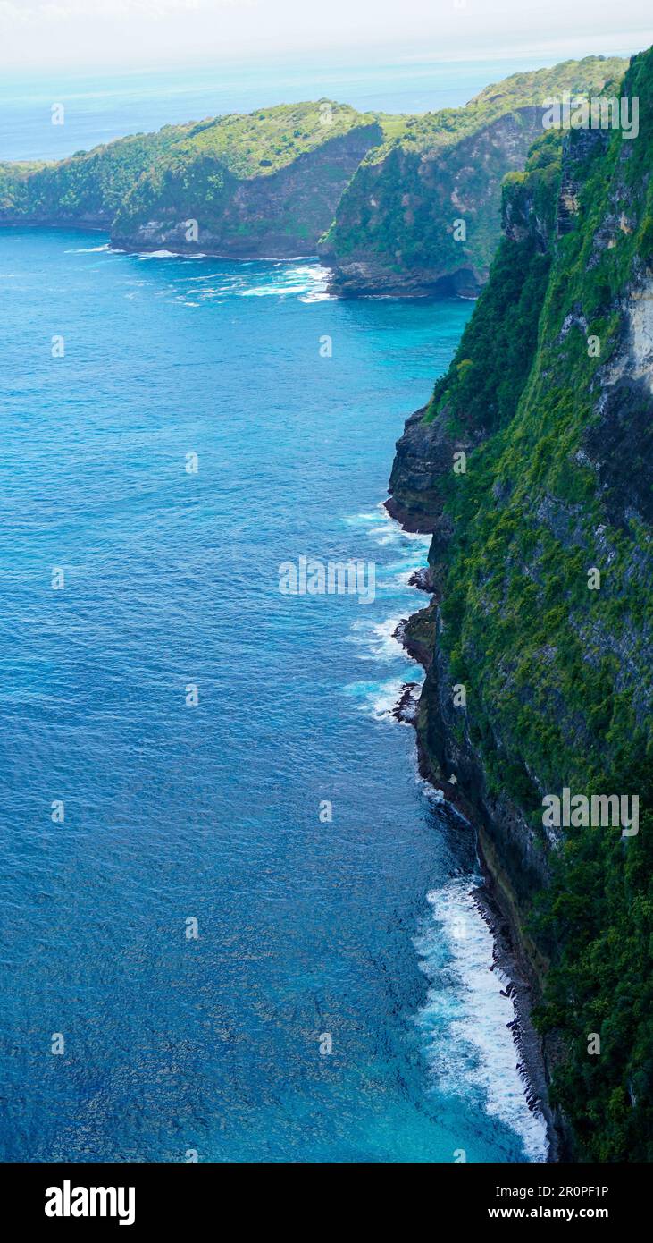 Ein Luftblick auf eine malerische Insel Nusa Penida in Indonesien mit herrlichem Wasser Stockfoto