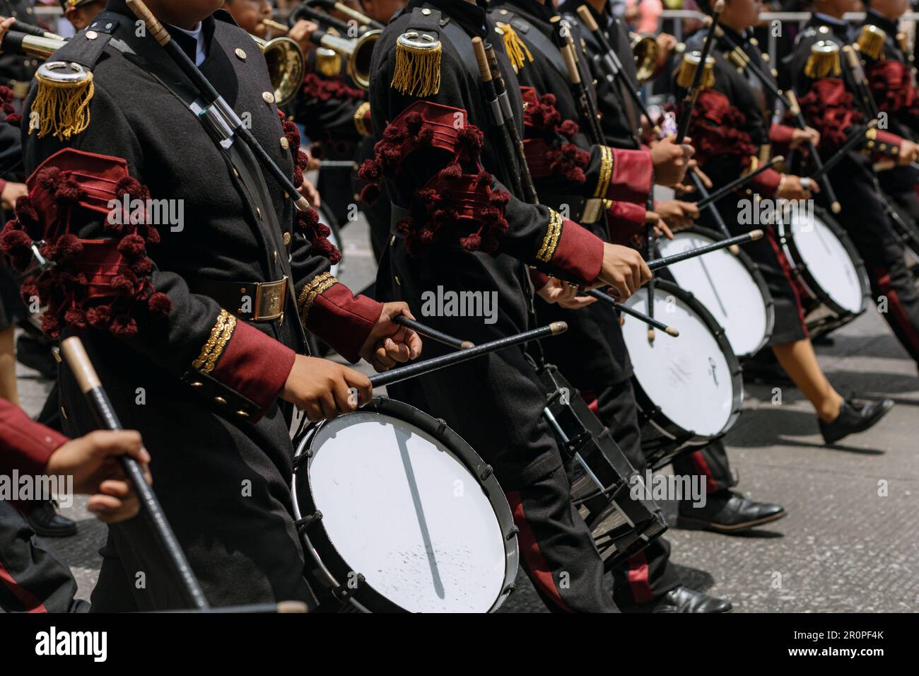 Die Studenten marschieren zur Bürgerparade am Jahrestag der Schlacht im Staat Puebla im Mai 5 Stockfoto