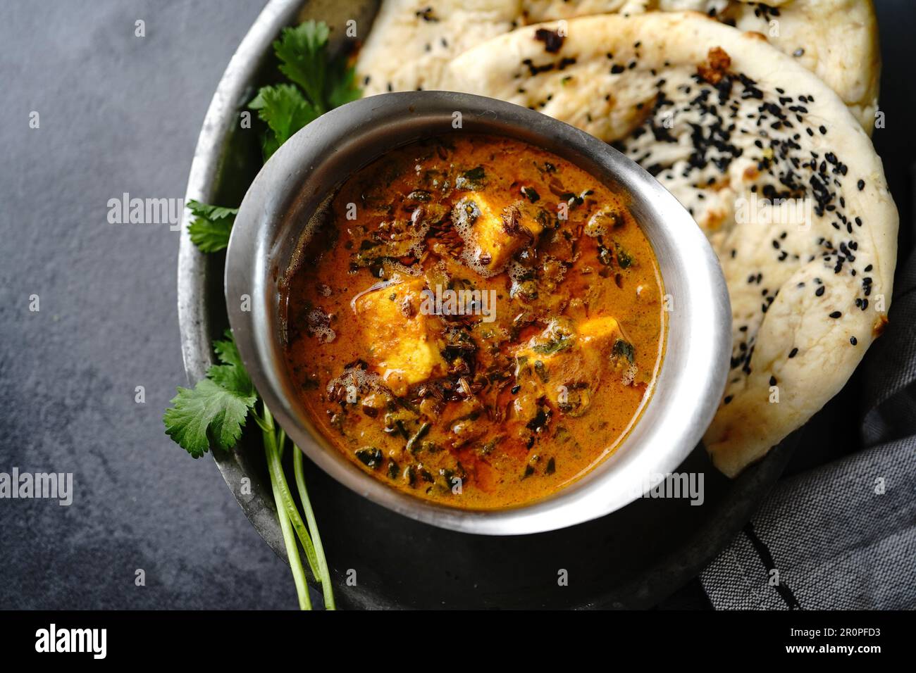 Methi Malai Paneer | Fenugreek lässt Hüttenkäse-Masala serviert mit Roti, selektiver Fokus Stockfoto