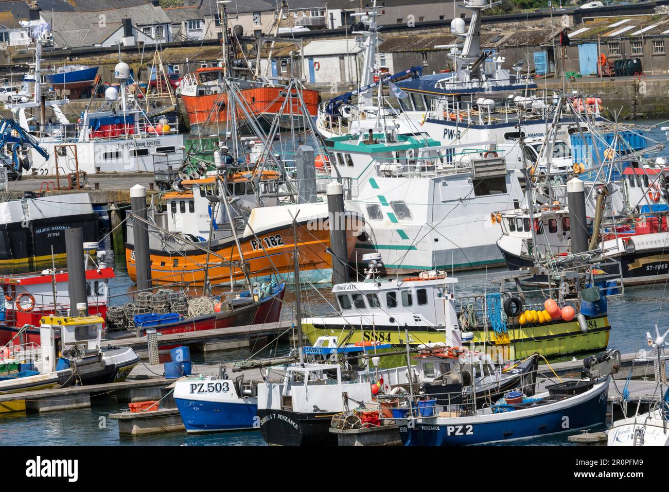 Überfüllte Fischerboote im Hafen von Newlyn, Penzance, Cornwall, England, Großbritannien Stockfoto