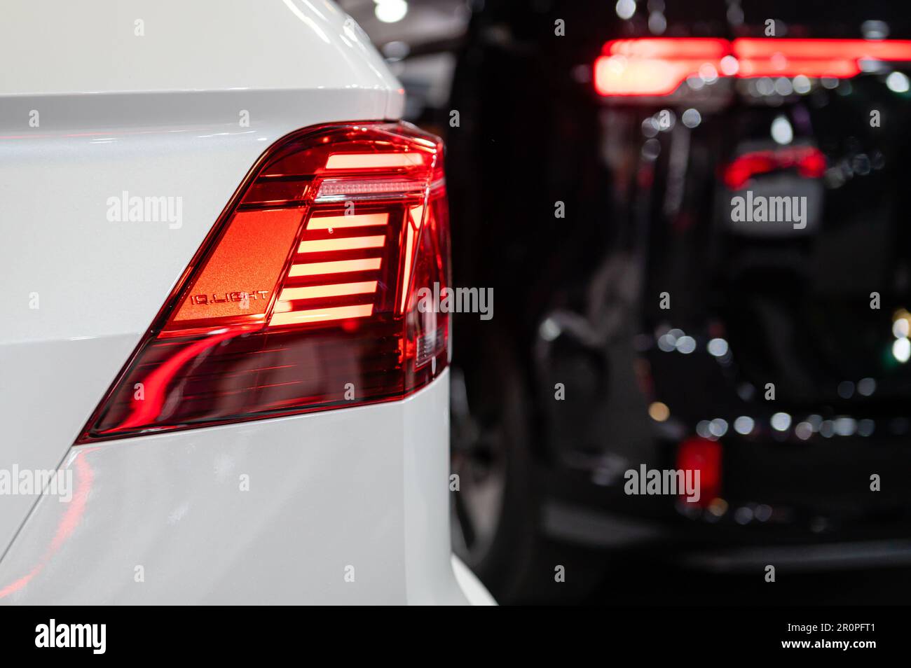 Riga, Lettland, 28. April 2023: Kurzdarstellung von LED-Rückleuchten und Fahrzeugdesign des neuen Volkswagen Tiguan, Modell 2023 Stockfoto