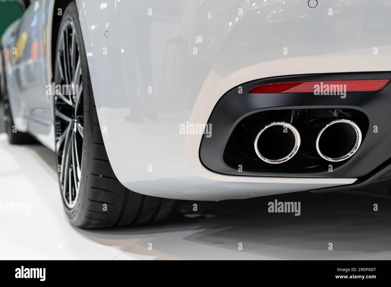 Riga, Lettland, 28. April 2023: Supercar Maserati Granturismo Auspuffschalldämpfer, Rückansicht, Nahaufnahme Stockfoto