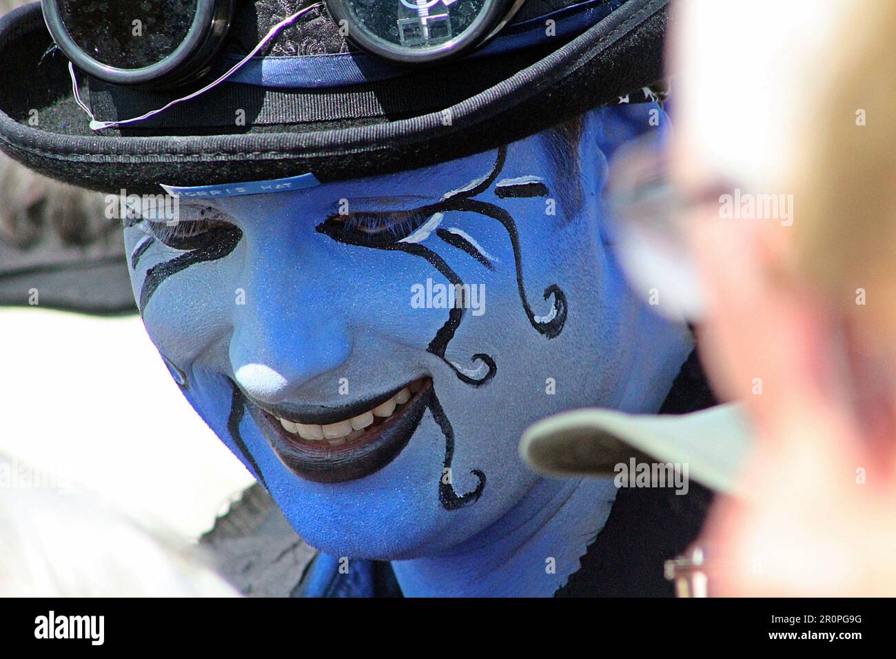 SIDMOUTH, DEVON, UK - 8. AUGUST 2017 Sidmouth Folk Festival Performer von Boggart's Breakfast mit bemalten blauen Gesichtern und schwarzer Kleidung Stockfoto