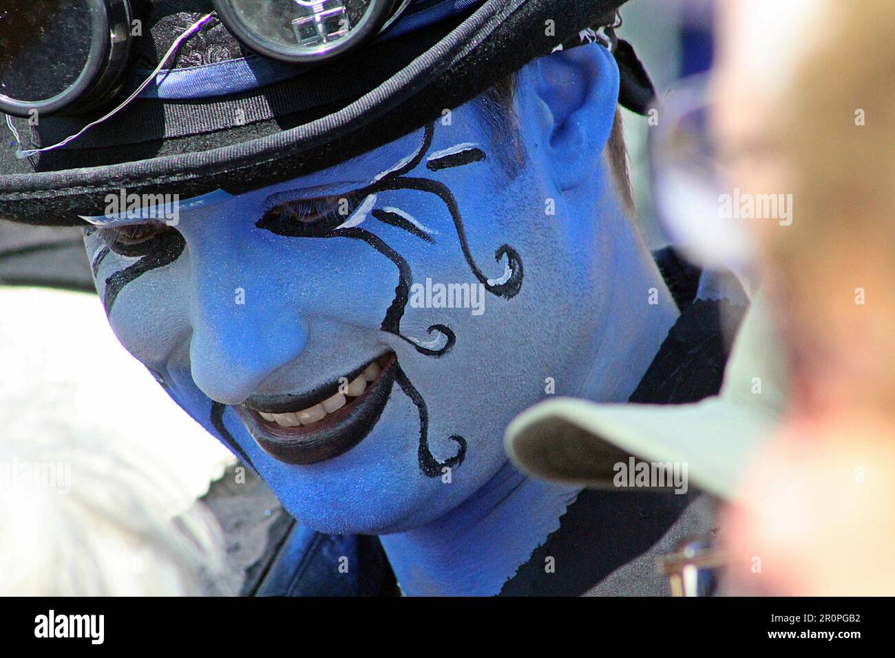 SIDMOUTH, DEVON, UK - 8. AUGUST 2017 Sidmouth Folk Festival Performer von Boggart's Breakfast mit bemalten blauen Gesichtern und schwarzer Kleidung Stockfoto