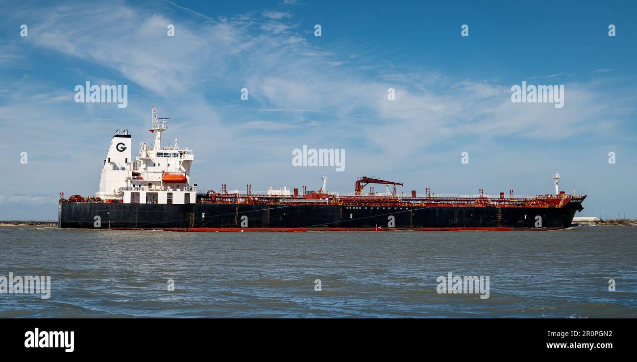 PORT ARANSAS, TX - 18. FEBRUAR 2023: Steuerbordblick auf GLENDA MERYL, ein Öltankerschiff, das auf dem Schiffskanal zwischen dem Golf von Mexiko und Corp segelt Stockfoto