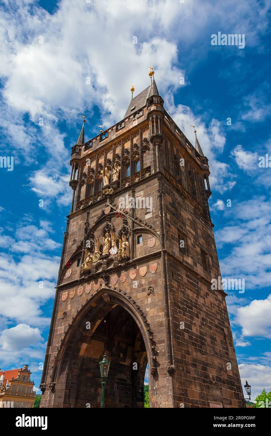 Mittelalterlicher Altstädter Brückenturm zwischen Wolken, errichtet 1385 und fertiggestellt 1878 am Eingang der berühmten Karlsbrücke in Prag Stockfoto