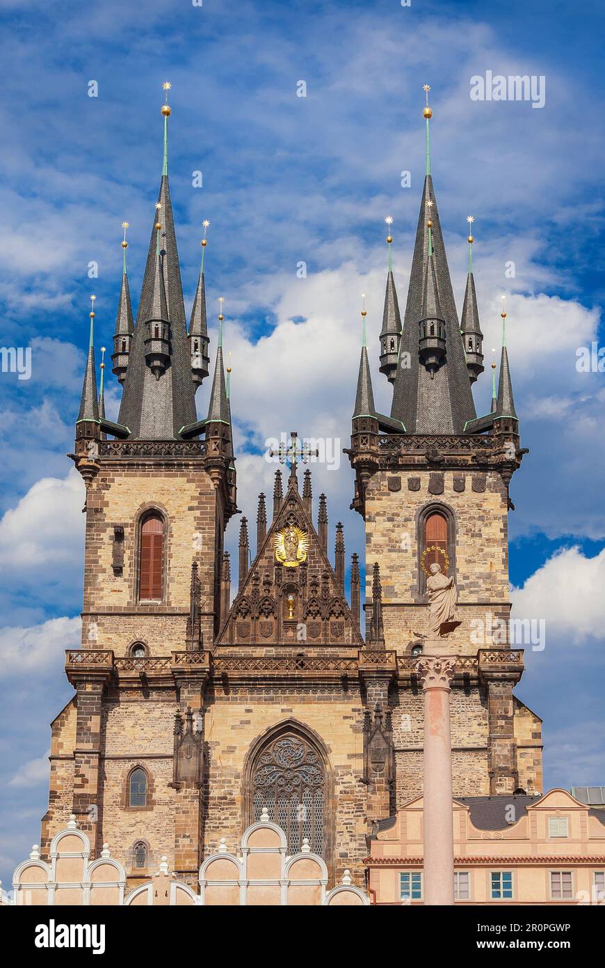 Kirche unserer Lieben Frau vor Tyns berühmten gotischen Zwillingstürmen, fertiggestellt im Jahr 1511 auf dem Altstädter Ring, mit Marian-Säule Stockfoto