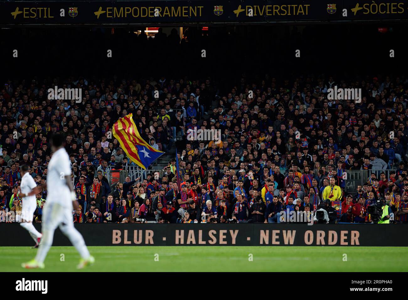 BARCELONA – APR 5: Primavera Sound Festival wird während des Spiels Copa del Rey zwischen dem FC Barcelona und Real Madrid at the Spot auf den Plakaten angekündigt Stockfoto