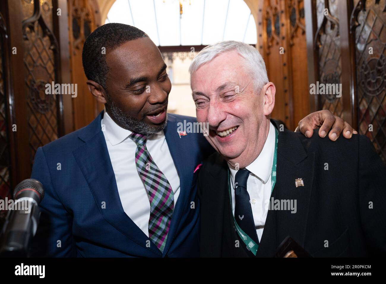 Der Sprecher des Unterhauses Sir Lindsay Hoyle (rechts) teilt einen Witz mit dem Premier von Bermuda, David Burt, nachdem der Sprecher zwei Buntglasfenster enthüllte, die den überseeischen Gebieten gewidmet sind, im Haus des Sprechers im Parlament in London. Die Fenster sind zum ersten Mal mit dem offiziellen Wappen des Sprechers versehen. Foto: Dienstag, 9. Mai 2023. Stockfoto