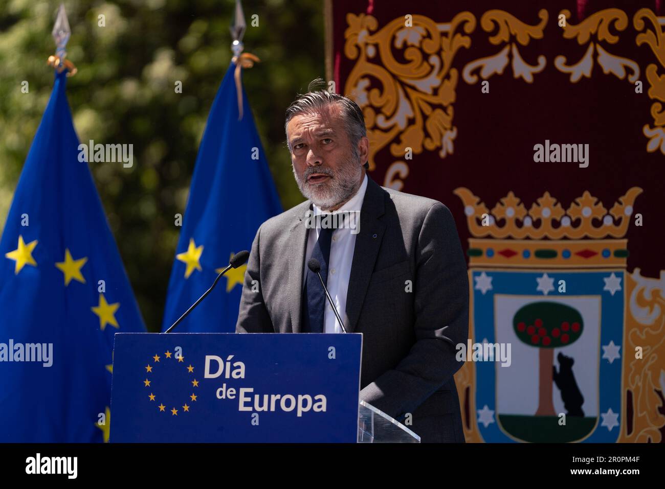 Madrid, Spanien. 09. Mai 2023. Enrique López, Ministerin des Ratsvorsitzes, Justiz und Inneres der Gemeinschaft Madrid, spricht während der Veranstaltung des Europäischen Tages. Der Stadtrat von Madrid hat am 9. Mai den Europatag begangen, wie er es in den letzten 43 Jahren getan hat, mit einer einfachen Zeremonie, die Flagge der Europäischen Union auf der Plaza España zu hissen. (Foto: Guillermo Gutierrez Carrascal/SOPA Images/Sipa USA) Guthaben: SIPA USA/Alamy Live News Stockfoto