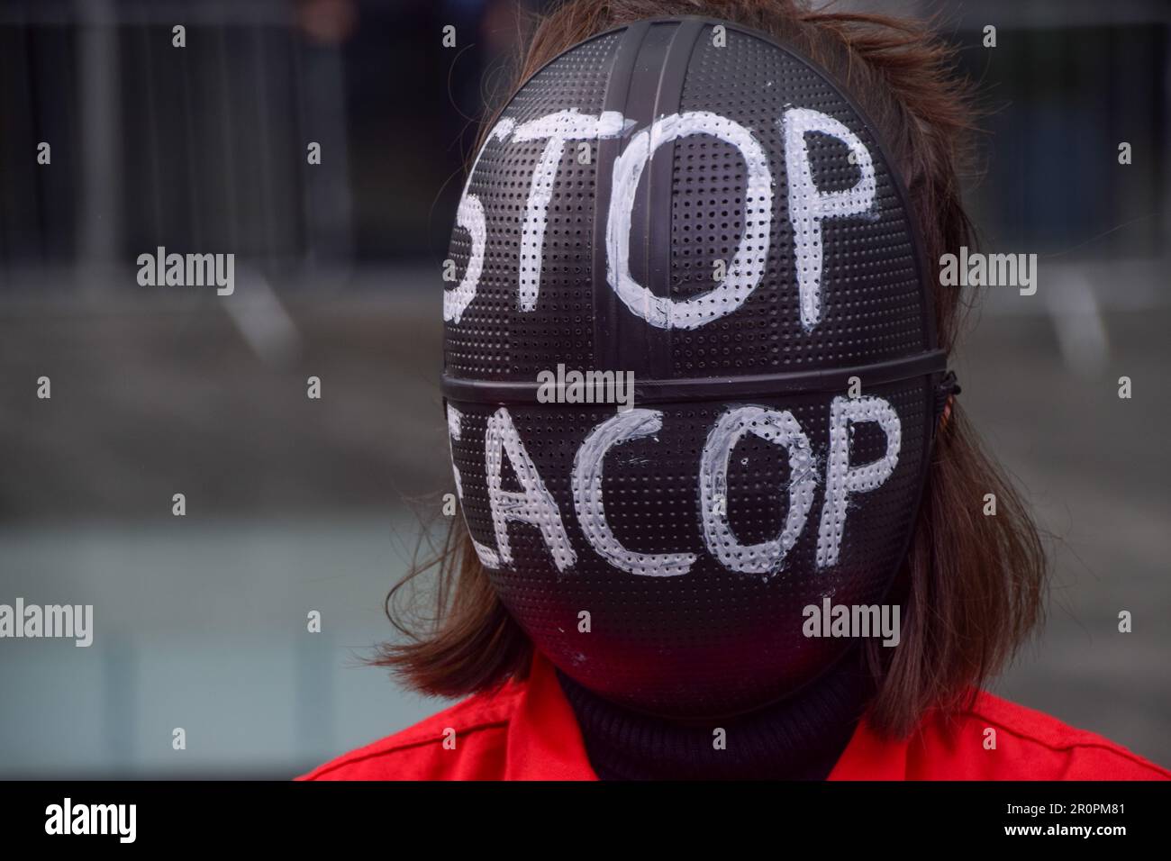 London, Großbritannien. 09. Mai 2023. Ein Aktivist, der während der Demonstration eine „Stop EACOP“-Maske trägt. Aktivisten versammelten sich außerhalb der Versicherungsbüros von Marsh in der Londoner City und forderten das Unternehmen auf, seine Versicherungsfunktion für das Projekt „East African Crude Oil Pipeline“ (EACOP) aufzugeben. (Foto: Vuk Valcic/SOPA Images/Sipa USA) Guthaben: SIPA USA/Alamy Live News Stockfoto