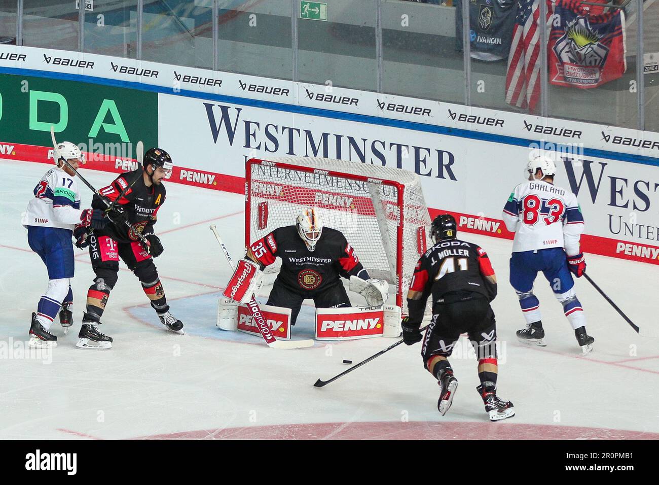 München, Deutschland. 09. Mai 2023. Eishockey: Internationales Spiel, Vorbereitung der Weltmeisterschaft, Deutschland - USA im Olympia-Eisstadion. Der deutsche Torwart Mathias Niederberger (M) und seine Teamkollegen Marco Nowak (2. von links) und Jonas Mueller (2. von rechts) verteidigen sich gegen T. J. Tynan (l) und Conor Garland (r) aus den USA. Kredit: Christian Kolbert/dpa/Alamy Live News Stockfoto