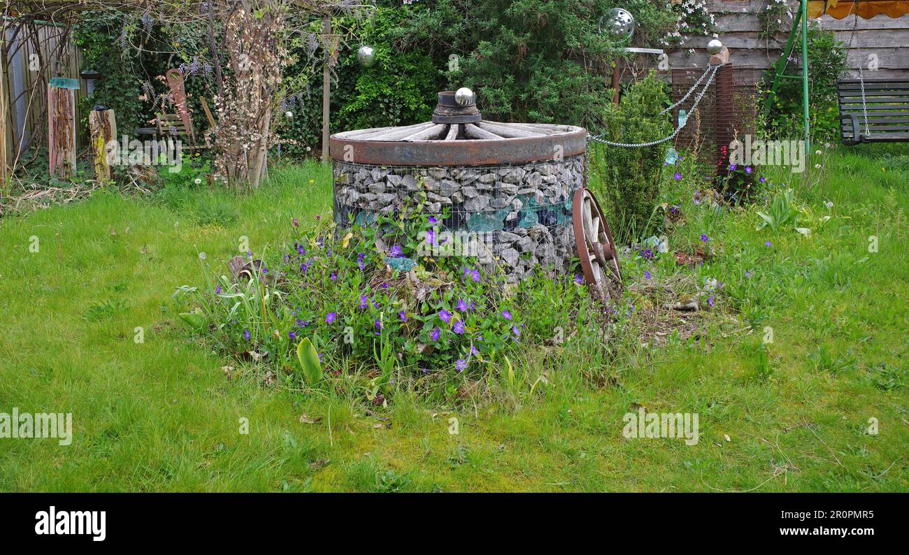 Natürlicher Garten mit langem Gras im Mai. Es ist Teil der No-Mow-Mai-Kampagne. Ein Rasen mit etwas langem Gras und Wildblumen kommt der Tierwelt zugute. Nein, MowMay Stockfoto