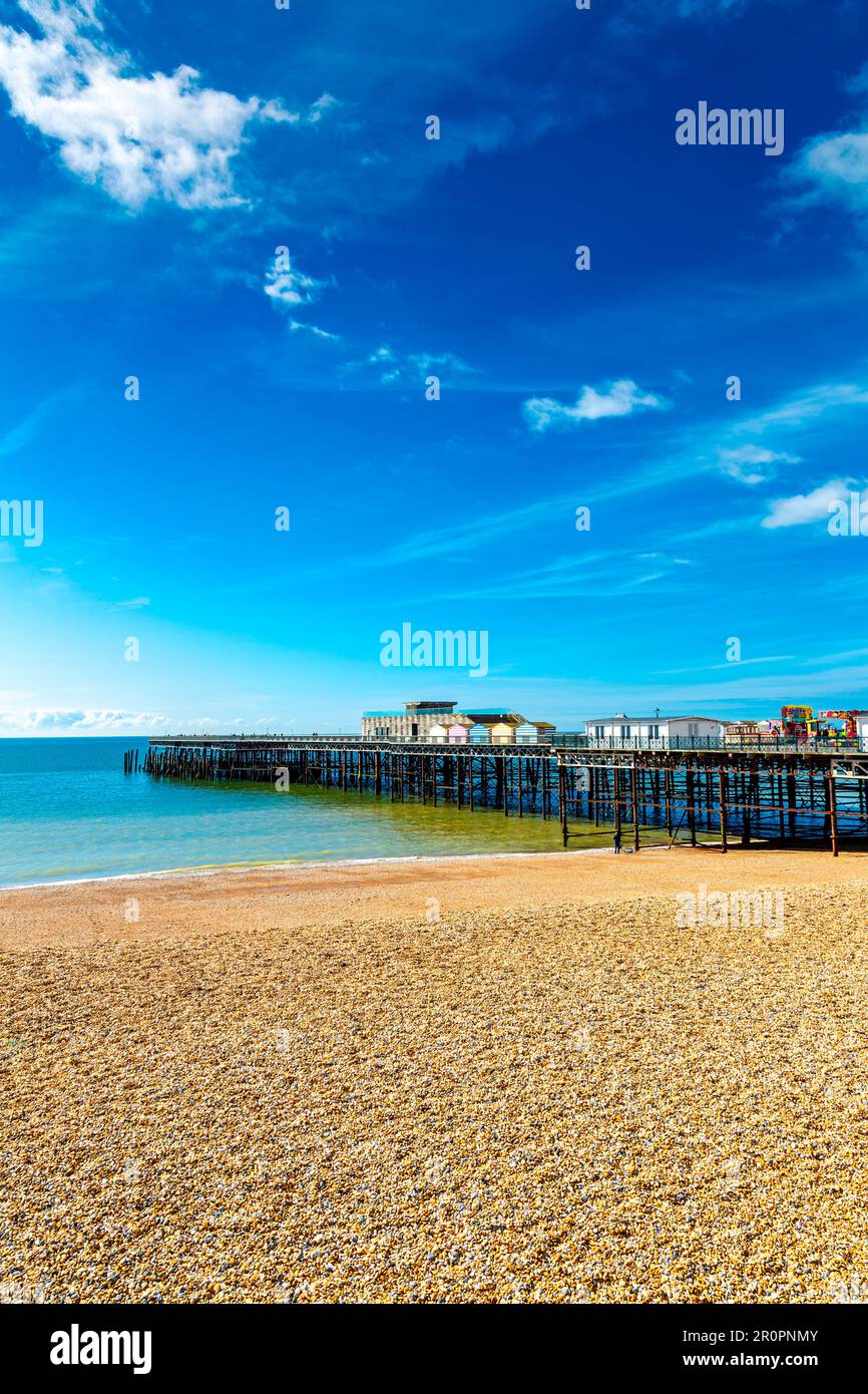 Blick auf Hasting Pier und Hastings Beach, Hastings, England, Großbritannien Stockfoto