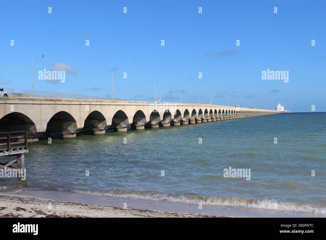 PROGRESO, MEXIKO - 17. OKTOBER 2016 Progreso Pier der weltweit längste Zementpier mit Stränden und Promenade, blauer Himmel Stockfoto