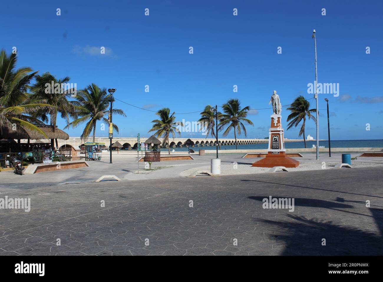 PROGRESO, MEXIKO - 17. OKTOBER 2016 Progreso Pier der weltweit längste Zementpier mit Stränden und Promenade, blauer Himmel Stockfoto