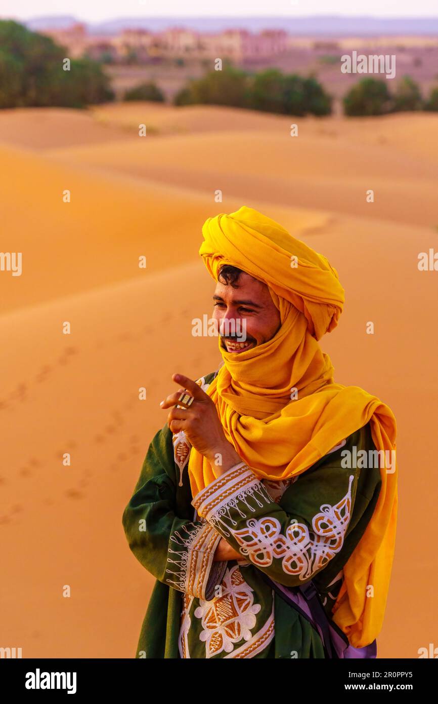 Merzouga, Marokko - 01. April 2023: Portrait eines lokalen Kamelpflegers in den Sanddünen von Merzouga, der Sahara, Marokko Stockfoto