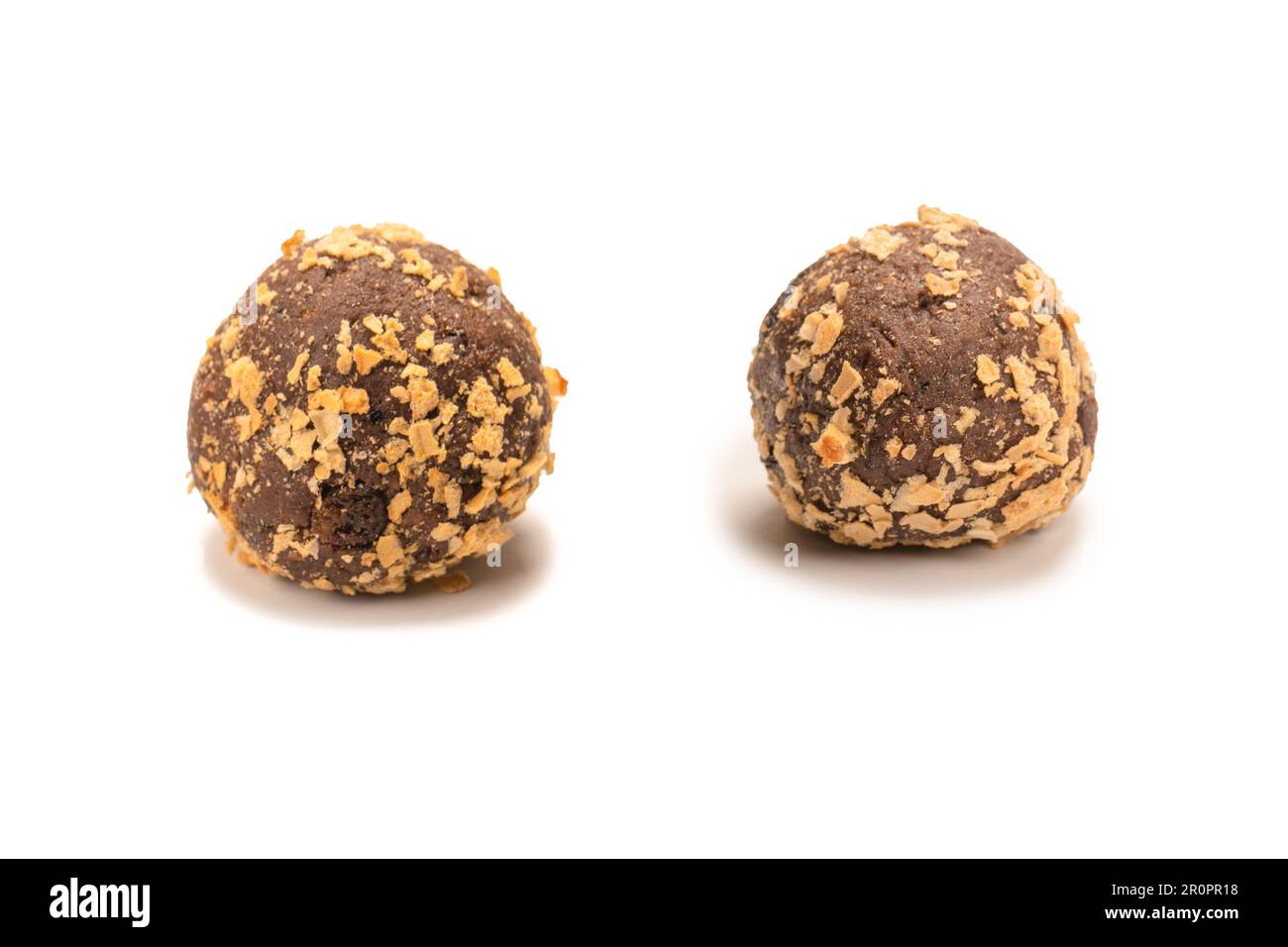 Schokoladenkuchen isoliert auf weißem Hintergrund. Draufsicht. Stockfoto