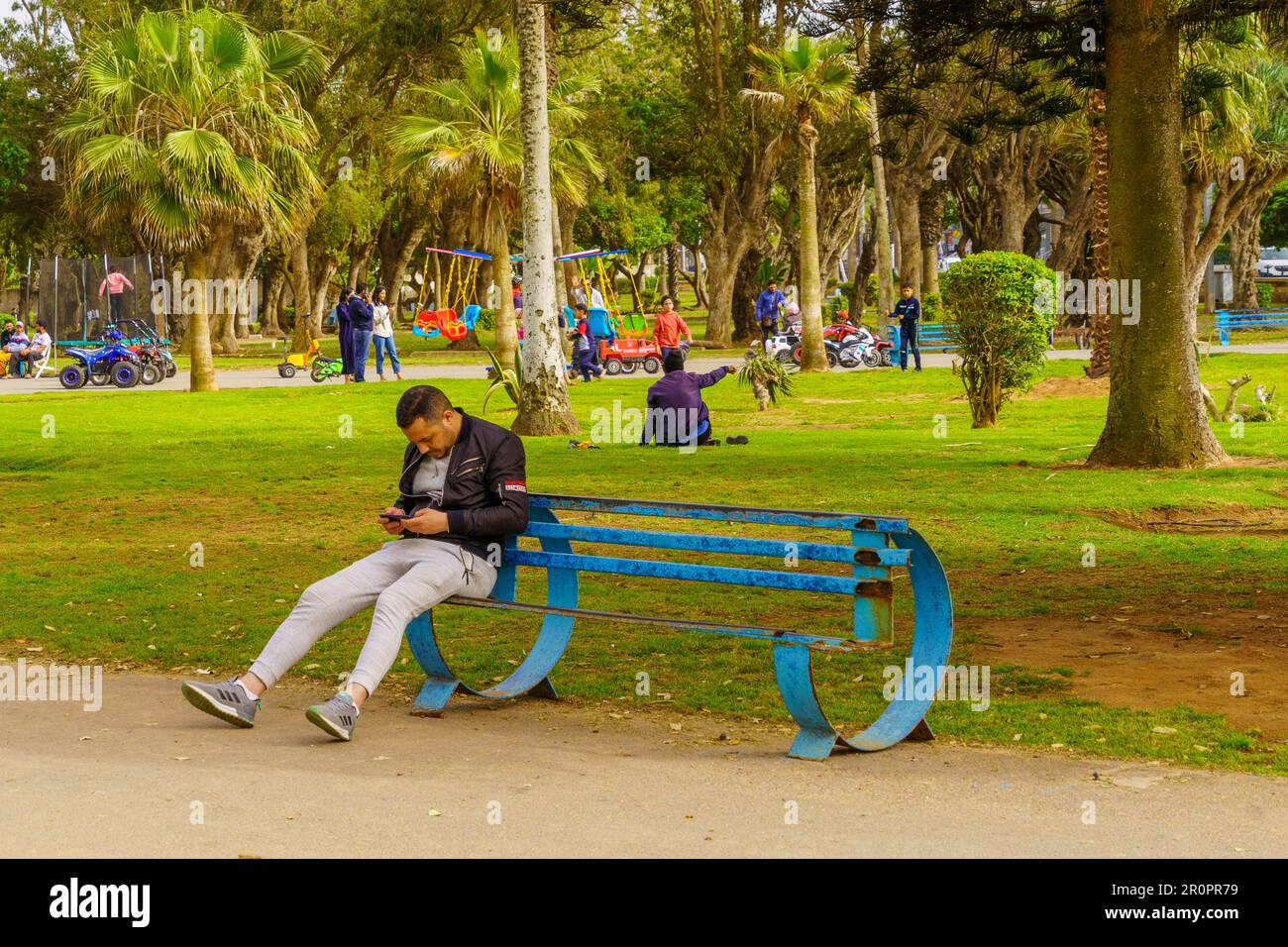 El Jadida, Marokko - 08. April 2023: Schauplatz des Mohammed V-Parks mit Einheimischen und Besuchern in El Jadida, der Atlantikküste Marokkos Stockfoto