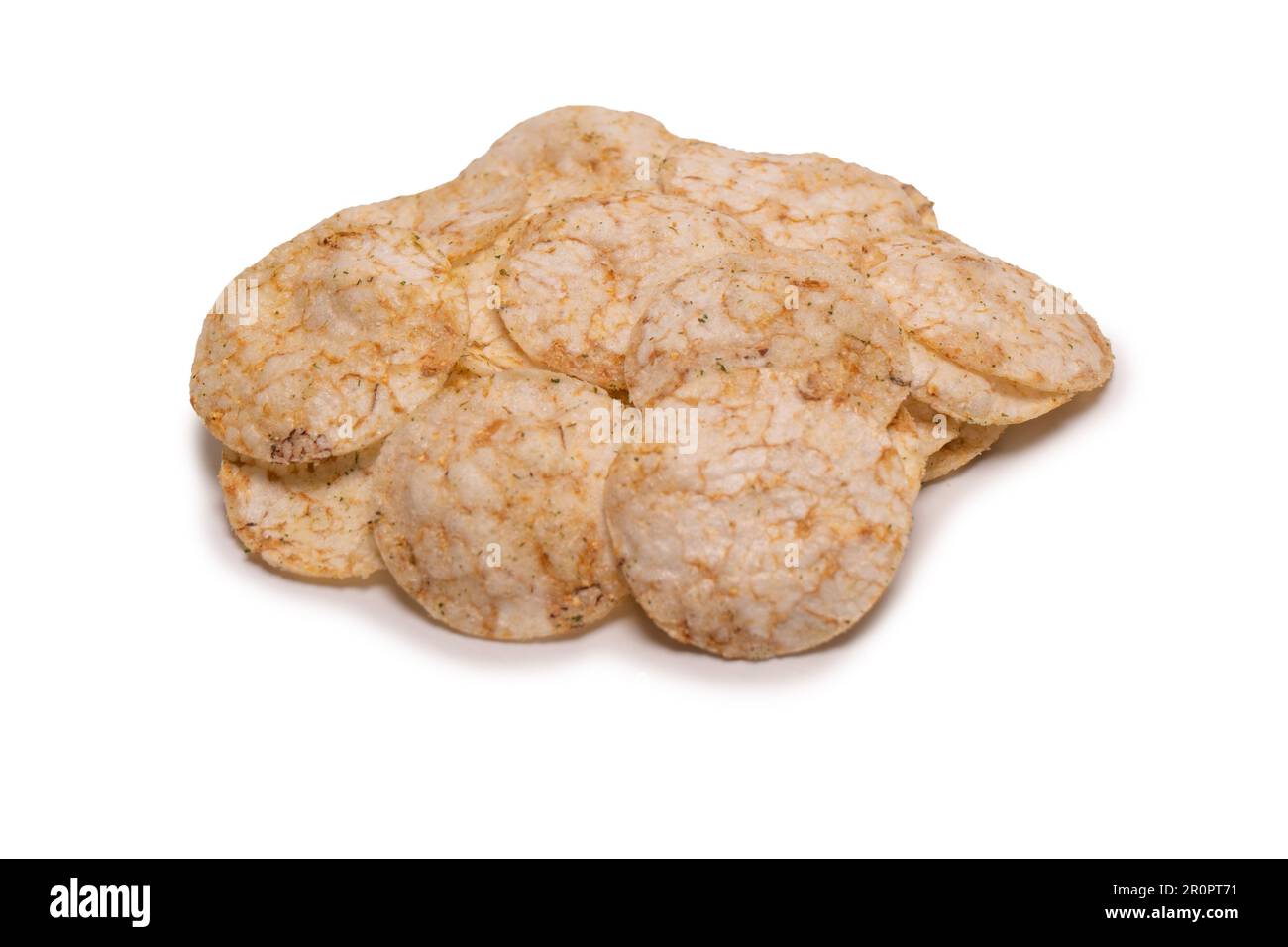Reischips isoliert auf weißem Hintergrund. Stockfoto