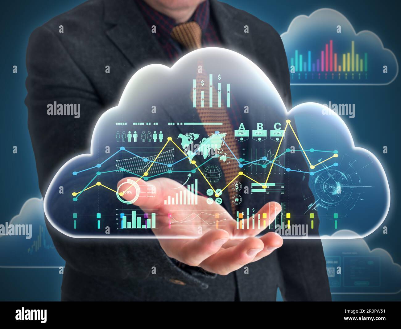 Geschäftsmann, der eine holographische Cloud-Plattform für Finanzmanagement nutzt Stockfoto